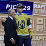 26 juin 2026 ; Buffalo, État de New York, États-Unis ; Juho Piiparinen réagit aux côtés du commissaire de la LNH, Gary Bettman, après avoir été sélectionné au 29e rang du premier tour du repêchage 2026 de la LNH par les Golden Knights de Vegas au KeyBank Center.