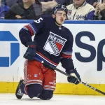 5 mars 2025 ; New York, État de New York, États-Unis ; Brett Berard (65), ailier gauche des Rangers de New York, se relève après une collision survenue en première période contre les Capitals de Washington au Madison Square Garden.