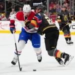 30 octobre 2023 ; Las Vegas, Nevada, États-Unis ; le défenseur des Golden Knights de Vegas, Alec Martinez (23), tente de freiner la progression du défenseur des Canadiens de Montréal, Arber Xhekaj (72), durant la première période à la T-Mobile Arena.