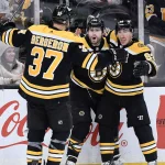 Solide acquisition faite par le Canadien dans une ancienne transaction: «il est un vrai joueur de concession» 18 février 2023 ; Boston, Massachusetts, États-Unis ; Jake DeBrusk (74), ailier gauche des Bruins de Boston (au centre), célèbre son but avec l\'ailier gauche Brad Marchand (63) et le centre Patrice Bergeron (37) lors de la première période du match contre les Islanders de New York au TD Garden.