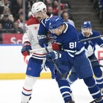 Acquisition faite par Kent Hughes: il est comparé à Arber Xhekaj pour les mauvaises raisons 6 décembre 2025 ; Toronto, Ontario, Canada ; le défenseur des Canadiens de Montréal, Arber Xhekaj (72), écope d\'une pénalité mineure pour avoir accroché l\'attaquant des Maple Leafs de Toronto, Dakota Joshua (81), au cours de la troisième période à la Scotiabank Arena.