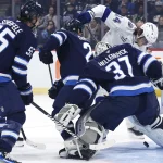 Transaction pour un gros centre talentueux impliquant le Canadien : une offre intéressante fait surface 3 novembre 2024; Winnipeg (Manitoba, Canada); Conor Geekie (14), centre du Lightning de Tampa Bay, tente de récupérer la rondelle devant le gardien des Jets de Winnipeg, Connor Hellebuyck (37), en première période au Canada Life Centre.