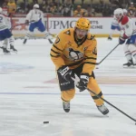11 décembre 2025 ; Pittsburgh, Pennsylvanie, États-Unis ; Le centre des Penguins de Pittsburgh Sidney Crosby (87) déplace le palet lors des échauffements avant de jouer contre les Canadiens de Montréal au PPG Paints Arena.