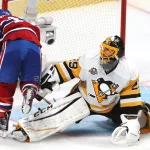 18 octobre 2016; Montréal, Québec, Canada; L'ailier droit des Canadiens de Montréal, Alexander Radulov (non visible sur la photo), marque un but devant le gardien des Penguins de Pittsburgh, Marc-André Fleury (29), et l'ailier droit Brendan Gallagher (11), en troisième période au Centre Bell.