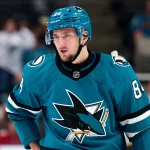 21 septembre 2025 ; San Jose, Californie, États-Unis ; Pavol Regenda (84), ailier gauche des Sharks de San Jose, attend la reprise du jeu lors de la troisième période au SAP Center de San Jose.