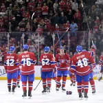 Transaction : Kent Hughes magasinerait ce joueur surprise pour un renfort immédiat chez le Canadien 18 décembre 2025; Montréal, Québec, Canada; L\'attaquant des Canadiens de Montréal, Zack Bolduc (76), et ses coéquipiers célèbrent une victoire contre les Blackhawks de Chicago au Centre Bell.