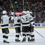 17 octobre 2024; Montréal, Québec, Canada; Le défenseur des Kings de Los Angeles, Andreas Englund (5), célèbre avec ses coéquipiers, dont les attaquants Anze Kopitar (11) et Adrian Kempe (9), après avoir marqué un but contre les Canadiens de Montréal en troisième période au Centre Bell.
