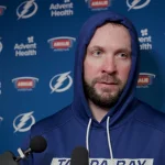 L'attaquant du Lightning de Tampa Bay, Nikita Kucherov, en conférence de presse d'après-match.