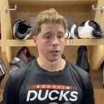 Le défenseur québécois des Ducks d'Anaheim, Tristan Luneau, en conférence de presse d'après-match.