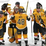 12 avril 2024 ; Las Vegas, Nevada, États-Unis ; Les joueurs des Golden Knights de Vegas célèbrent leur victoire 7-2 contre le Wild du Minnesota, synonyme de dernière place qualificative pour les séries éliminatoires dans l'Association Ouest, à la T-Mobile Arena.