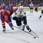 Échange annoncé avant le camp : trois noms impliqués sont confirmés pour le Canadien par THW 14 octobre 2025; Montréal, Québec, Canada; l\'attaquant du Kraken de Seattle, Tye Kartye (12), contrôle la rondelle tandis que le défenseur des Canadiens de Montréal, Kaiden Guhle (21), défend, durant la troisième période au Centre Bell.