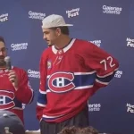 Le défenseur du Canadien de Montréal, Arber Xhekaj, en conférence de presse devant les médias et devant les fans, aux Galeries de Joliette.