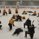 Joueurs du programme de hockey d'Arizona State, à l'entraînement sur la patinoire.