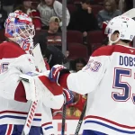 Blessure importante confirmée et ça pourrait tout changer pour Samuel Montembeault 11 octobre 2025 ; Chicago, Illinois, États-Unis ; le gardien de but des Canadiens de Montréal, Sam Montembeault (35), et le défenseur Noah Dobson (53) célèbrent leur victoire contre les Blackhawks de Chicago au United Center.