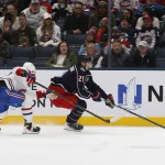 17 novembre 2025 ; Columbus, Ohio, États-Unis ; Isac Lundestrom (21), centre des Blue Jackets de Columbus, dépasse Ivan Demidov (93), ailier droit des Canadiens de Montréal, en prolongation à la Nationwide Arena.