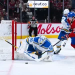 7 décembre 2025; Montréal, Québec, Canada; le gardien des Blues de St. Louis, Jordan Binnington (50), effectue un arrêt face à l'ailier gauche des Canadiens de Montréal, Alexandre Texier (85), en troisième période au Centre Bell.