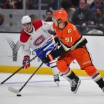 2 février 2025 ; Anaheim, Californie, États-Unis ; Leo Carlsson (91), centre des Ducks d'Anaheim, manie la rondelle face aux Canadiens de Montréal durant la troisième période au Honda Center.