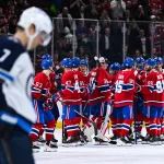 Échange refusé pour ce joueur du Canadien : on sait finalement pourquoi Kent Hughes n'a pas flanché 3 décembre 2025; Montréal, Québec, Canada; Les joueurs des Canadiens de Montréal célèbrent leur victoire contre les Jets de Winnipeg après le match au Centre Bell.
