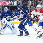 Arrivée surprise à Montréal : ce joueur inattendu pourrait débarquer pour le 1er match, selon Grant McCagg 9 novembre 2024; Toronto, Ontario, Canada; l\'ailier gauche des Canadiens de Montréal, Lucas Condotta (82), se bat avec le défenseur des Maple Leafs de Toronto, Oliver Ekman-Larsson (95), devant le gardien de but Joseph Woll (60) durant la deuxième période à l\'aréna Scotiabank.