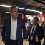 14 octobre 2025; Montréal (Québec), Canada; Geoff Molson, PDG et copropriétaire des Canadiens de Montréal, arrive au Centre Bell pour une conférence de presse avant le match contre le Kraken de Seattle.