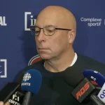 Le directeur général du Canadien de Montréal, Kent Hughes, en conférence de presse devant les médias.
