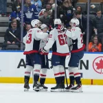 8 avril 2026 ; Toronto, Ontario, Canada ; le défenseur des Capitals de Washington, Cole Hutson (44), marque un but et le célèbre avec l'ailier gauche Ilya Protas (62) et le centre Aliaksei Protas (21) contre les Maple Leafs de Toronto lors de la troisième période à la Scotiabank Arena.