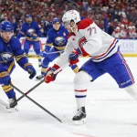 31 janvier 2026 ; Buffalo, New York, États-Unis ; le défenseur des Sabres de Buffalo, Bowen Byram (4), tente de bloquer un tir du centre des Canadiens de Montréal, Kirby Dach (77), durant la première période au KeyBank Center.