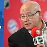 Rouven Kasper, directeur marketing et commercial du Bayern Munich, et Bill Daly, commissaire adjoint de la LNH, se rencontrent à Munich (Säbener Strasse, Munich, Allemagne) le 20 août 2026. Bill Daly, commissaire adjoint de la LNH, lors d'une conférence de presse.