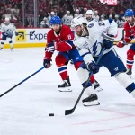 Un joueur avec un nouveau contrat de 6 M$ a rejoint le groupe du Canadien à Brossard 26 avril 2026; Montréal, Québec, Canada; Brayden Point (21), centre du Lightning de Tampa Bay, joue la rondelle face au défenseur des Canadiens de Montréal, Mike Matheson (8), durant la deuxième période du quatrième match de la première ronde des séries éliminatoires de la Coupe Stanley 2026 au Centre Bell.