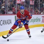 23 septembre 2025; Montréal, Québec, Canada; Le défenseur des Canadiens de Montréal, David Reinbacher (64), contrôle la rondelle durant la deuxième période contre les Flyers de Philadelphie au Centre Bell.