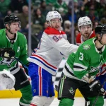 18 janvier 2022 ; Dallas, Texas, États-Unis ; Jonathan Drouin (92), ailier gauche, et Josh Anderson (17), ailier droit des Canadiens de Montréal, ainsi qu'Esa Lindell (23) et John Klingberg (3), défenseurs des Stars de Dallas, en action lors du match opposant les Canadiens de Montréal aux Stars de Dallas au American Airlines Center.