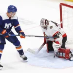 14 février 2023 ; Elmont, État de New York, États-Unis ; le gardien des Sénateurs d'Ottawa, Kevin Mandolese (70), effectue un arrêt face au centre des Islanders de New York, Bo Horvat (14), en prolongation à l'UBS Arena.