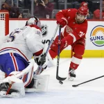 23 janvier 2025 ; Détroit, Michigan, États-Unis ; Dylan Larkin (71), centre des Red Wings de Détroit, marque un but contre le gardien des Canadiens de Montréal, Sam Montembeault (35), en deuxième période à la Little Caesars Arena.