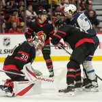 Une acquisition passe un message à Kent Hughes et aux Canadiens 29 septembre 2023; Ottawa (Ontario, Canada); Le gardien des Sénateurs d\'Ottawa, Kevin Mandolese (30), effectue un arrêt en deuxième période contre les Jets de Winnipeg au Centre Canadian Tire.