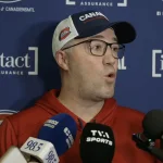 L'entraîneur-adjoint Stéphane Robidas, du Canadien de Montréal, en conférence de presse devant les médias.