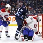3 novembre 2022; Winnipeg, Manitoba, Canada; Blake Wheeler (26), ailier droit des Jets de Winnipeg, marque un but contre le gardien des Canadiens de Montréal, Sam Montembeault (35), en deuxième période au Canada Life Centre.