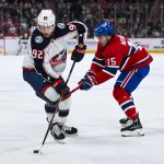 12 mars 2024; Montréal, Québec, Canada; Alex Newhook (15), centre des Canadiens de Montréal, défend la rondelle face à Alex Nylander (92), ailier gauche des Blue Jackets de Columbus, durant la deuxième période au Centre Bell.