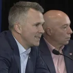 L'entraîneur-chef du Canadien de Montréal, Martin St-Louis, et le directeur général Kent Hughes, en conférence de presse devant les médias.