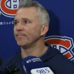 L'entraîneur-chef du Canadien de Montréal, Martin St-Louis, en conférence de presse devant les médias.