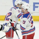 5 janvier 2025 ; Chicago, Illinois, États-Unis ; le gardien des Rangers de New York, Louis Domingue (70), et l'ailier gauche Alexis Lafrenière (13) célèbrent leur victoire contre les Blackhawks de Chicago au United Center.