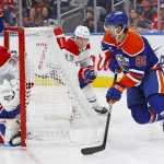 Développement et transaction immédiate entre le Canadien et les Oilers : annonce de Marco D'Amico 6 mars 2025; Edmonton, Alberta, Canada; Le défenseur des Oilers d\'Edmonton, Cam Dineen (85), tente une passe derrière le gardien des Canadiens de Montréal, Sam Montembeault (35), durant la troisième période au Rogers Place.