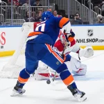 12 avril 2026 ; Elmont, État de New York, États-Unis ; le gardien des Canadiens de Montréal, Jacob Fowler (32), dégage la rondelle du centre des Islanders de New York, Brayden Schenn (10), en deuxième période à l'UBS Arena.