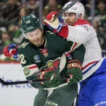 2 février 2026 ; Saint Paul, Minnesota, États-Unis ; l'ailier droit du Wild du Minnesota, Ryan Hartman (38), est mis en échec par le centre des Canadiens de Montréal, Joe Veleno (90), alors qu'il tente de dévier un tir en deuxième période à la Grand Casino Arena.
