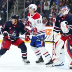 18 décembre 2023 ; Winnipeg, Manitoba, Canada ; Le défenseur des Jets de Winnipeg, Nate Schmidt (88 ans), se dispute la position avec l'attaquant des Canadiens de Montréal, Sean Monohan (91 ans), devant Connor Hellebuyck (37 ans) lors de la première période au Centre Canada Vie.