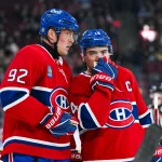 3 décembre 2024 ; Montréal, Québec, Canada ; L'ailier droit des Canadiens de Montréal, Patrik Laine (92 ans), discute avec le centre Nick Suzuki (14 ans) contre les Islanders de New York durant la première période au Centre Bell.