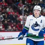 12 janvier 2026; Montréal, Québec, Canada; Brock Boeser (6), ailier droit des Canucks de Vancouver, observe le jeu face aux Canadiens de Montréal durant la première période au Centre Bell.