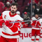 2 décembre 2023; Montréal, Québec, Canada; Dylan Larkin (71), centre des Red Wings de Detroit, observe l'échauffement avant le match contre les Canadiens de Montréal au Centre Bell.