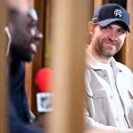 Bayern Munich chief marketing and sales officer Rouven Kasper and NHL deputy commissioner Bill Daly meet in Munich - Saebener Strasse, Munich, Germany - August 20, 2026 Edmonton Oilers\' Leon Draisaitl and Bayern Munich\'s Alphonso Davies during a press conference REUTERS/Angelika Warmuth