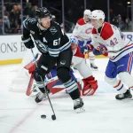 26 novembre 2025 ; Salt Lake City, Utah, États-Unis ; Lawson Crouse (67), ailier gauche des Utah Mammoths, tente de subtiliser le disque au défenseur des Canadiens de Montréal, Adam Engstrom (42), durant la troisième période au Delta Center.