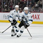 26 novembre 2024; Montréal, Québec, Canada; l'attaquant du Utah Hockey Club, Clayton Keller (9), contrôle la rondelle en prolongation lors du match contre les Canadiens de Montréal au Centre Bell.